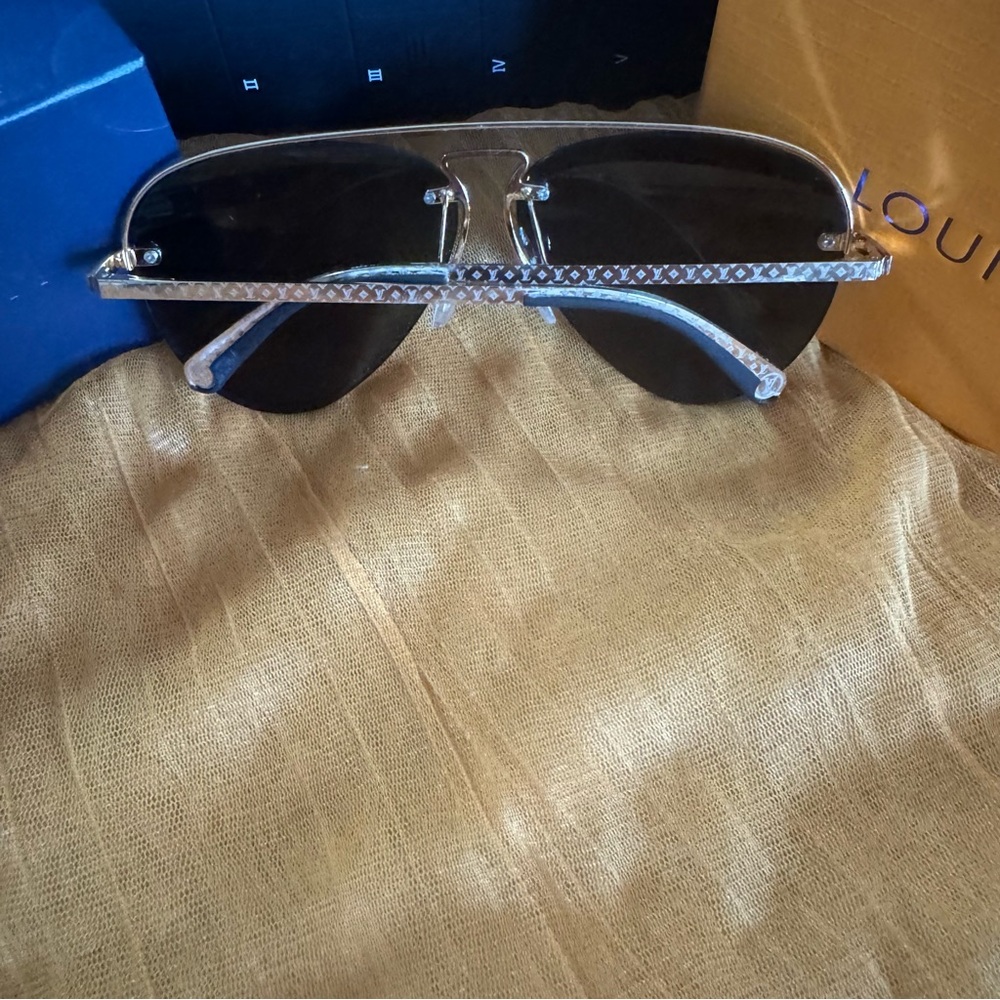Men's LV U-Shaped Black Aviator Sunglasses - Picture 5 of 9